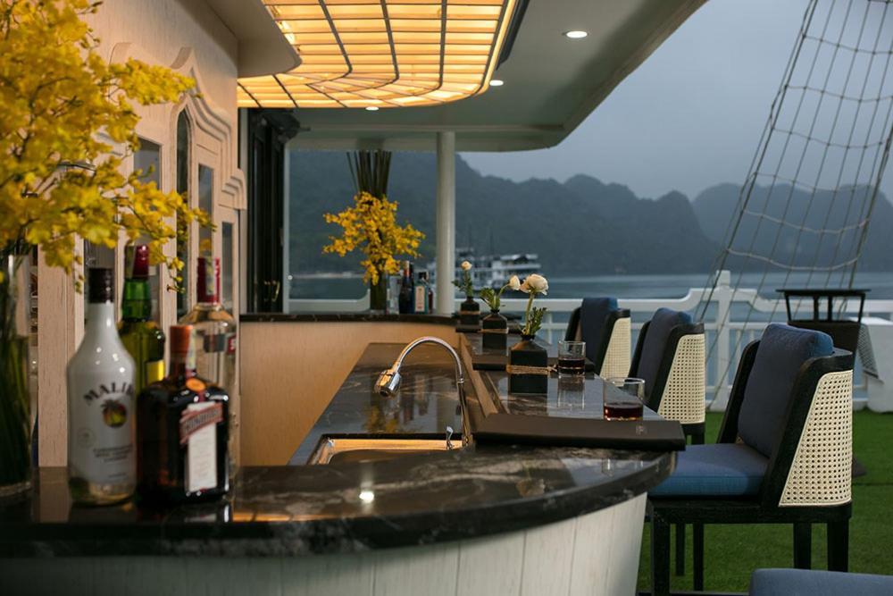 Lapinta Luxury Cruises 호텔 하롱 외부 사진
